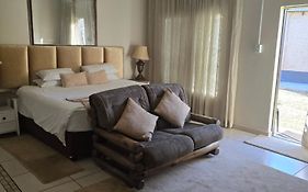 Guesthouse 71 King Size Guest Room